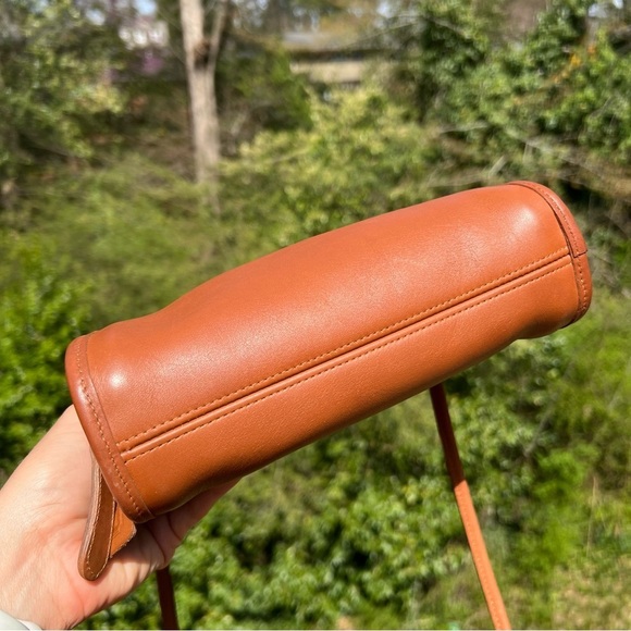 COACH Vintage Kimball 9911 British Tan Leather Crossbody Bag Round 90s USA Taco - Picture 16 of 16